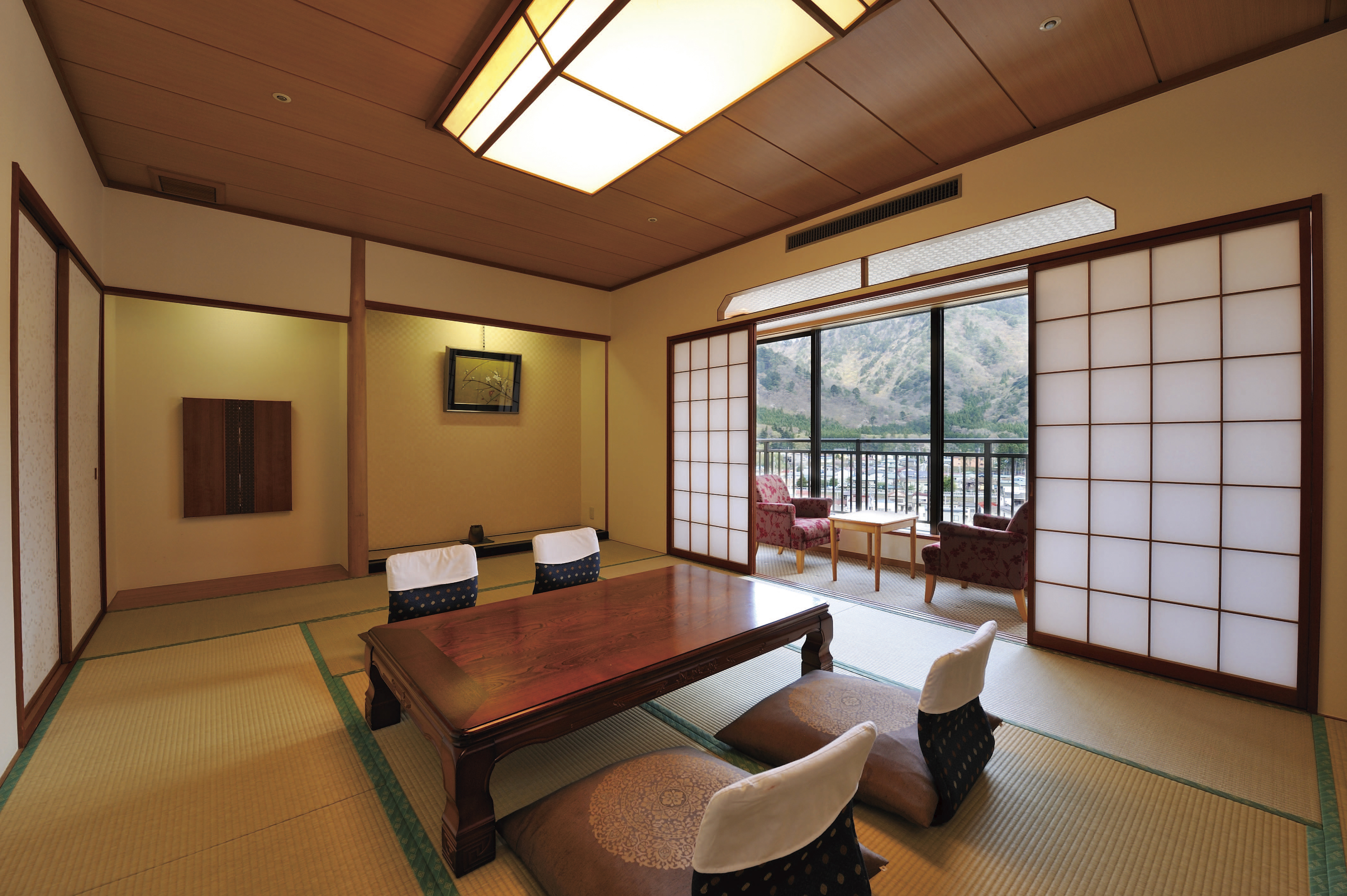 鬼怒川温泉の風景を眺める客室