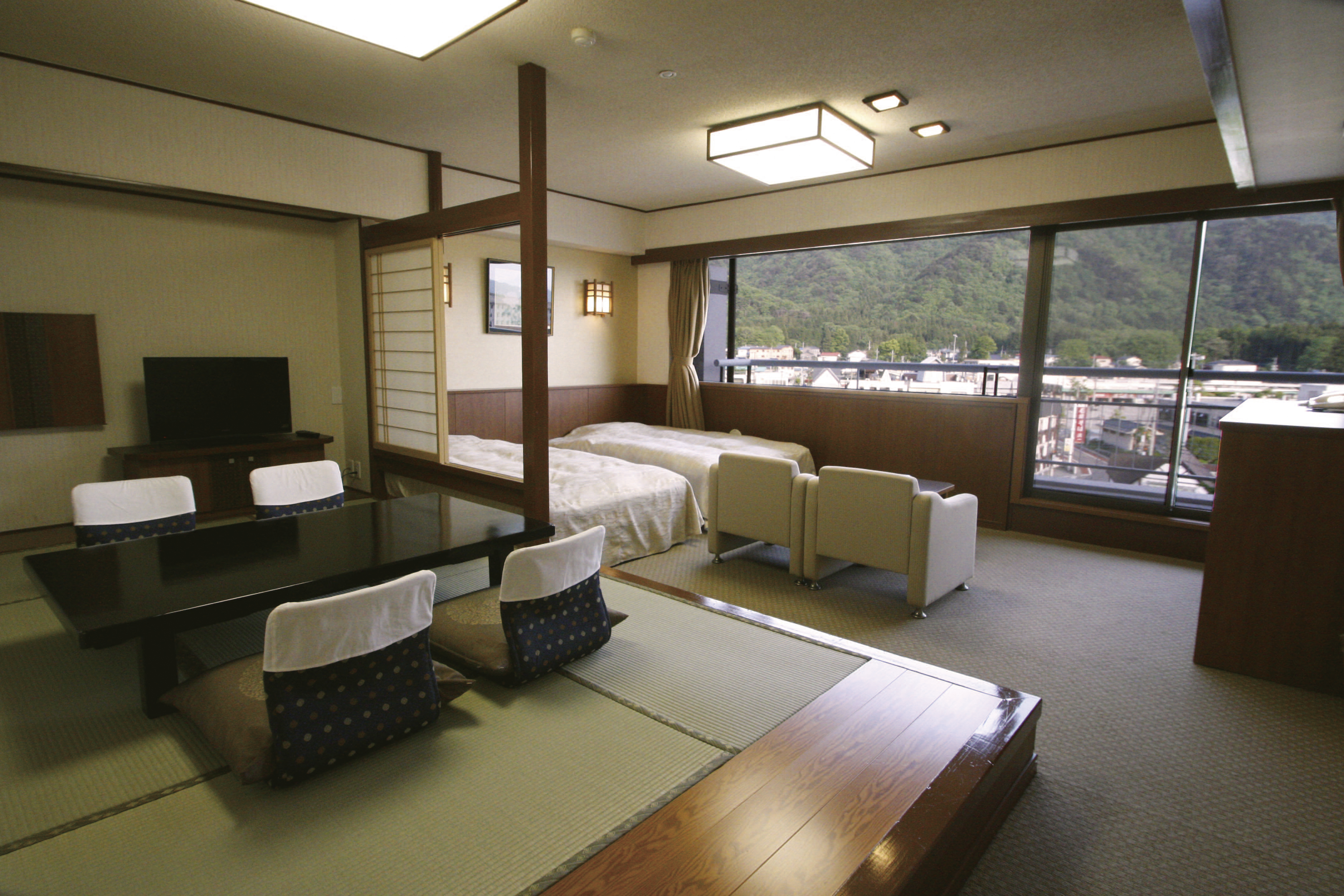 特別室は、和室とリビングルーム、セミダブルのツインベッドルームを備えております。