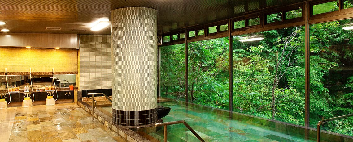 湯西川の大自然を眺める癒しの大浴場